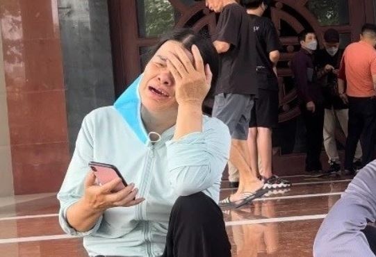 Me nam sinh o Trung Kinh khoc ngat noi ve cuoc dien thoai cuoi cung hinh anh