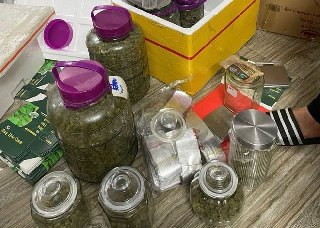 Lo bi mat duoc cat giau trong chiec tu go hinh anh