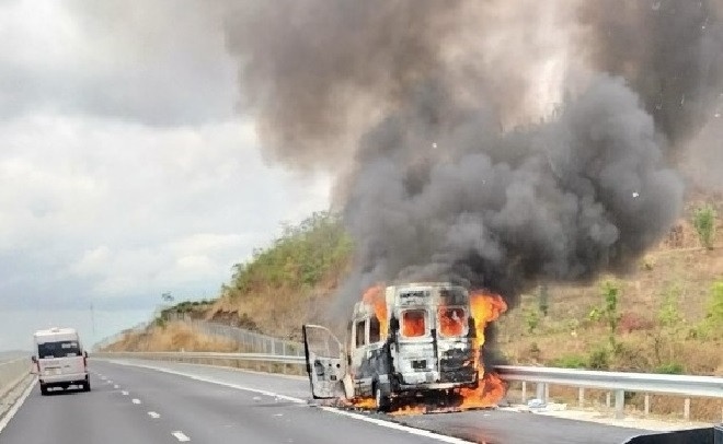 Oto 16 cho chay tro khung tren cao toc Phan Thiet - Dau Giay hinh anh