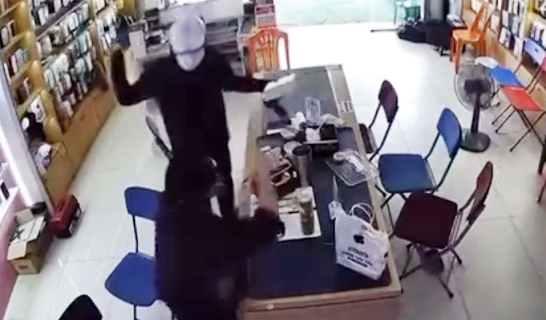 Truy bat ke uy hiep 2 co gai, cuop tai san trong cua hang dien thoai hinh anh