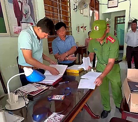 Bat giam doc Hop tac xa Thanh Binh o Dak Lak hinh anh