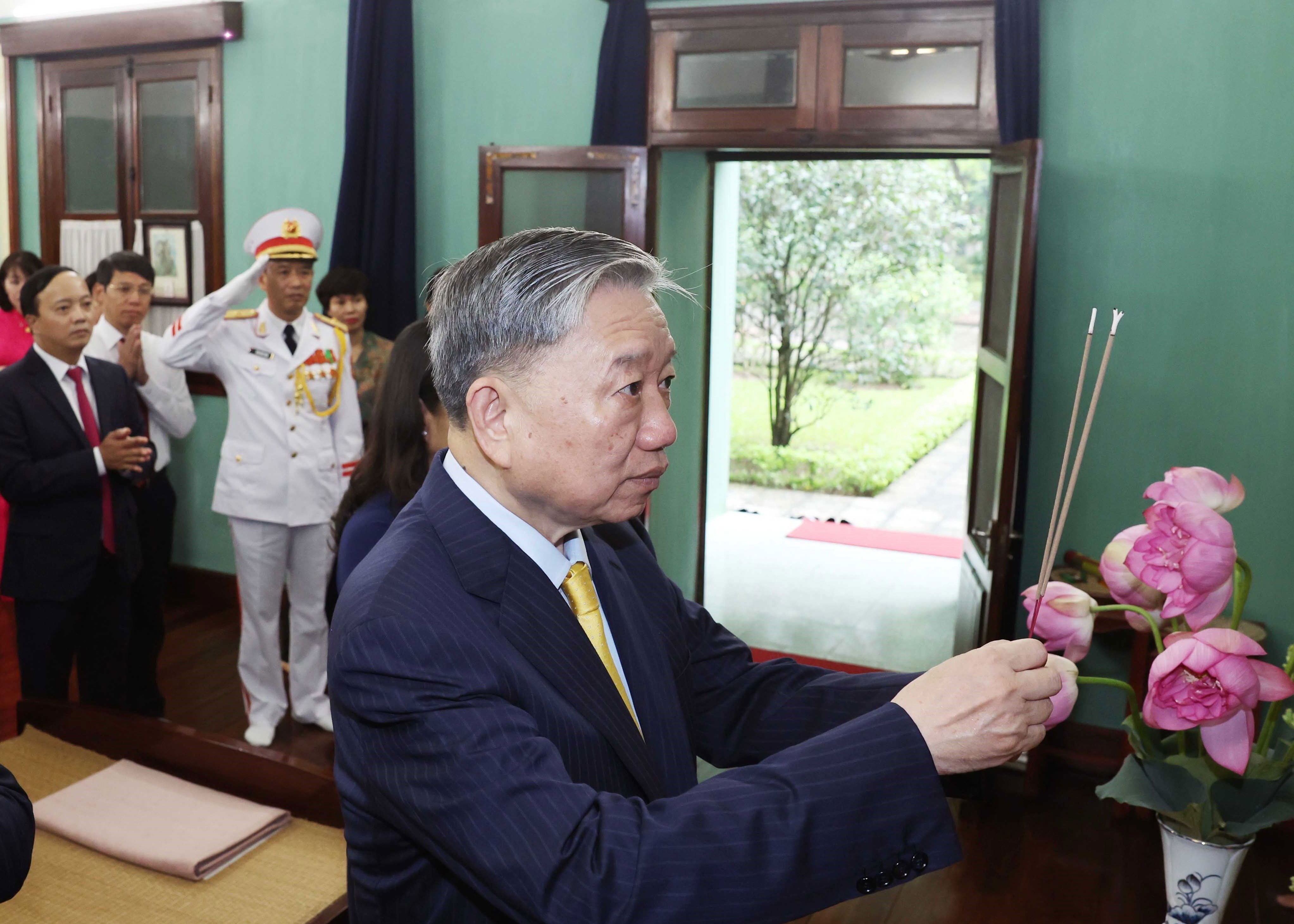 Chu tich nuoc dang huong tuong niem Chu tich Ho Chi Minh tai Nha 67 hinh anh