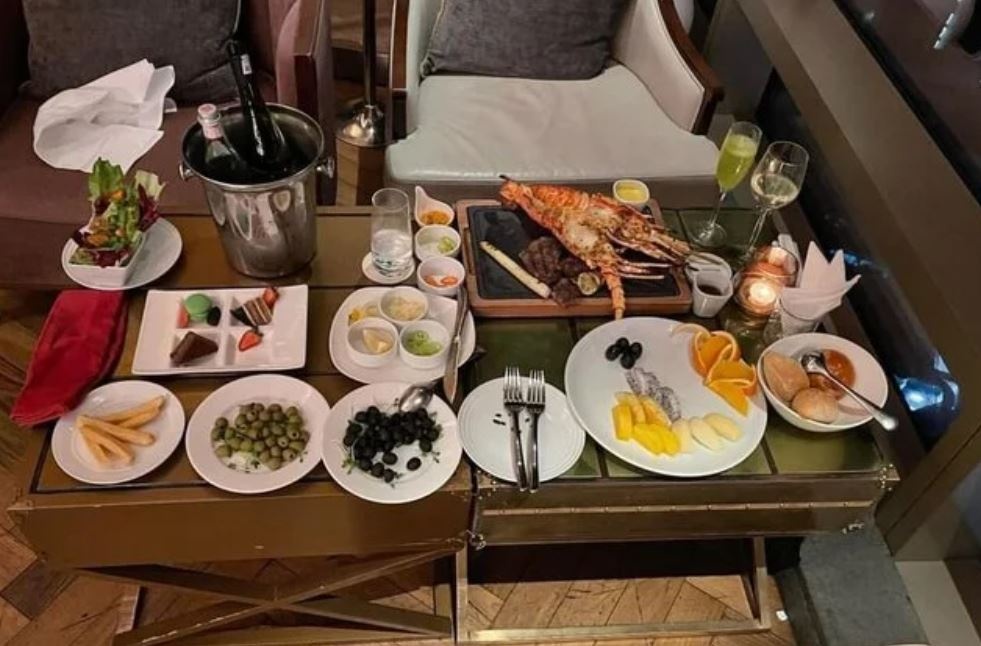 Co gai an bo Wagyu, tom hum roi 'bung': Nguoi me da nhieu lan tra tien hinh anh