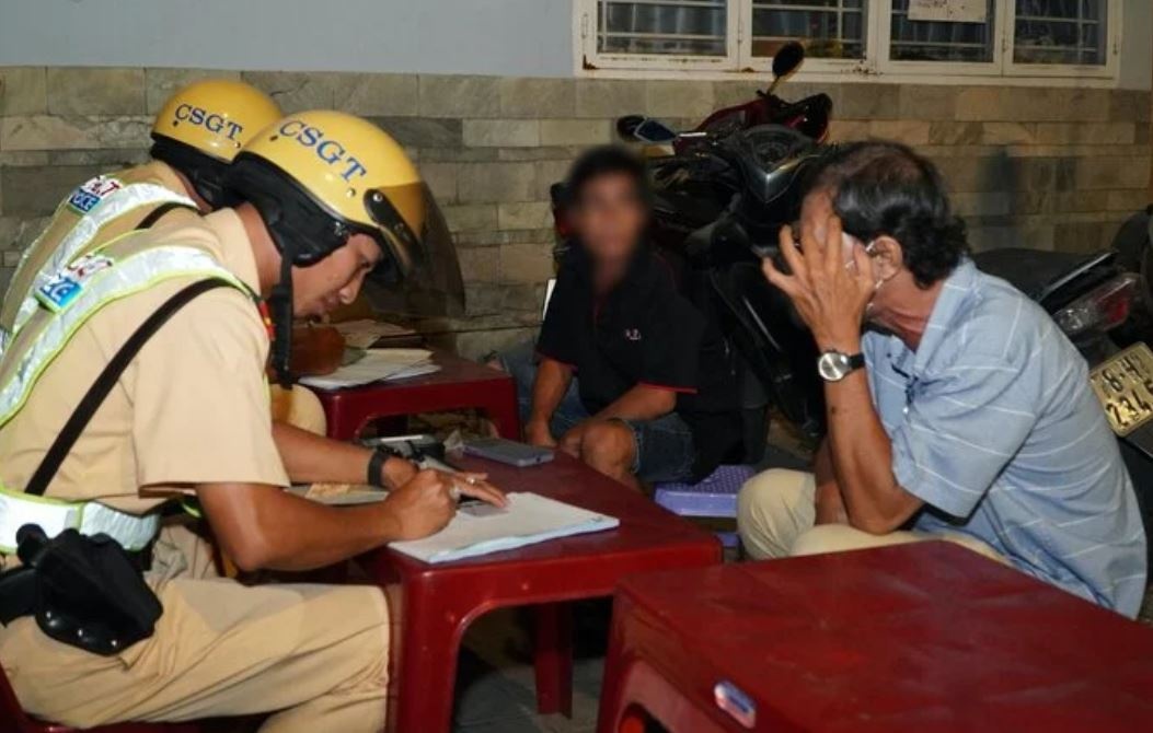 Nhieu tai xe TP.HCM vi pham nong do con, co nguoi nhau gan 10 tieng hinh anh