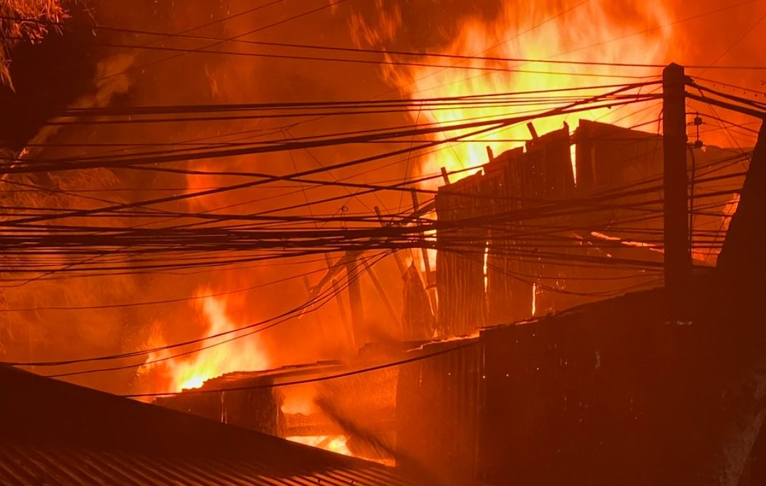 Xuong go chay lon kem tieng no trong dem o Dong Thap hinh anh