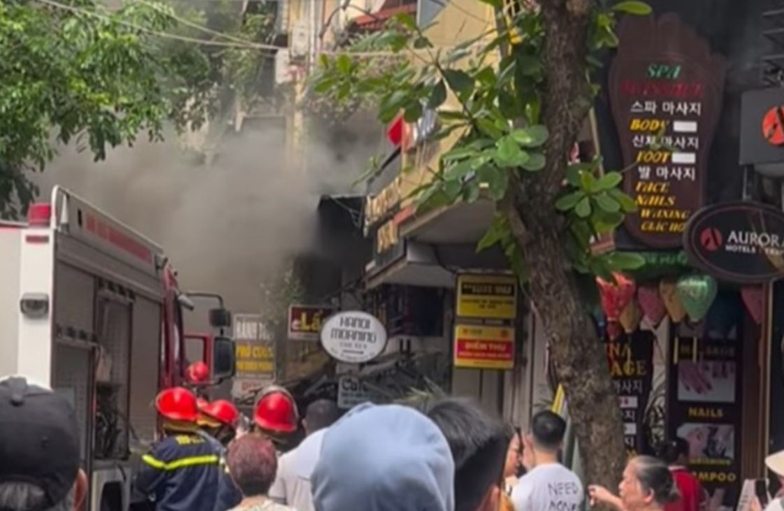 Chay nha o pho co Ha Noi, khoi den cuon cuon hinh anh