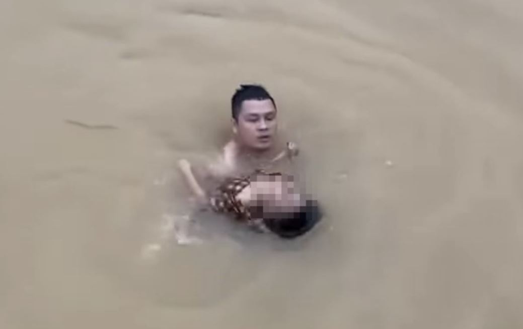 Thanh nien dung cam cuu be gai 7 tuoi duoi nuoc hinh anh