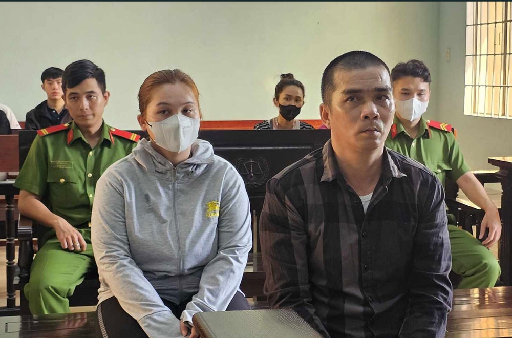 Me va nguoi tinh bao hanh be 3 tuoi roi quay clip de giai tri hinh anh