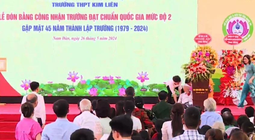 Dang phat bieu, nguyen hieu truong bat ngo nga quy, tu vong hinh anh