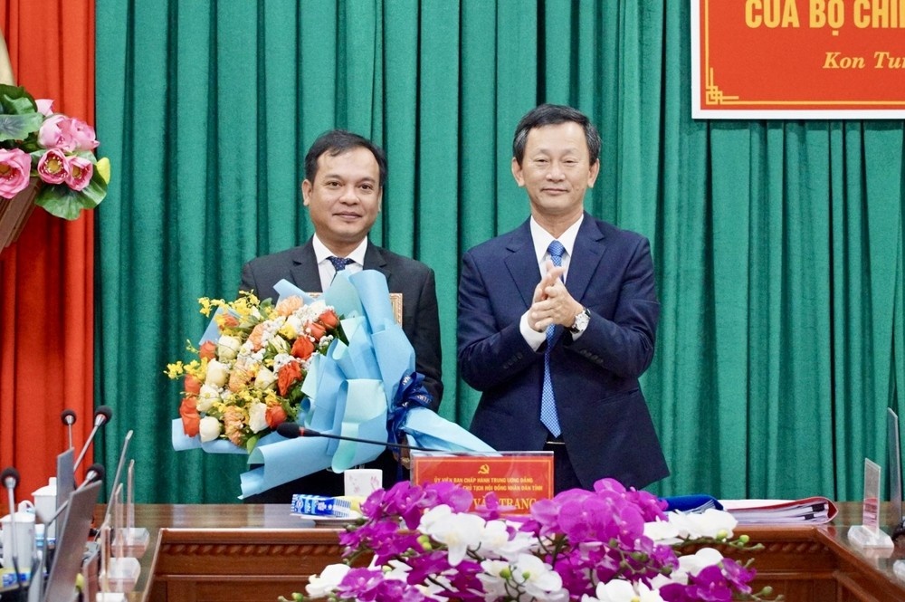 Bo Chinh tri chuan y chuc Pho Bi thu Tinh uy Kon Tum hinh anh