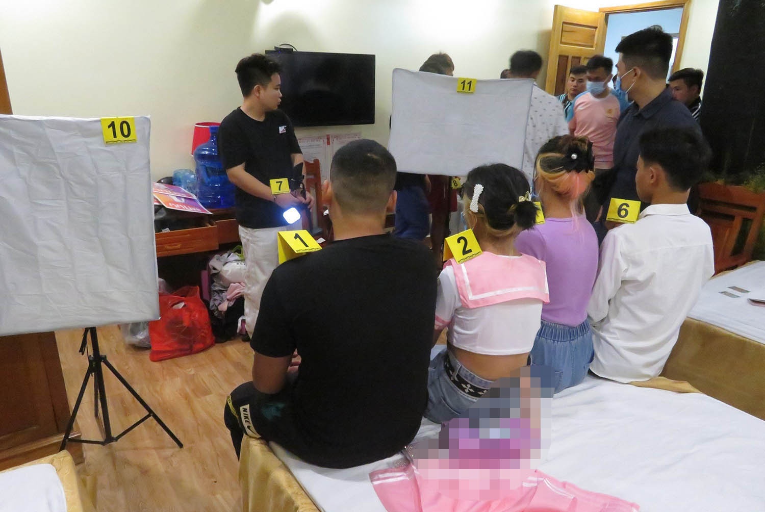 Chieu tro cua bang nhom quan he tinh duc roi phat truc tiep len mang hinh anh