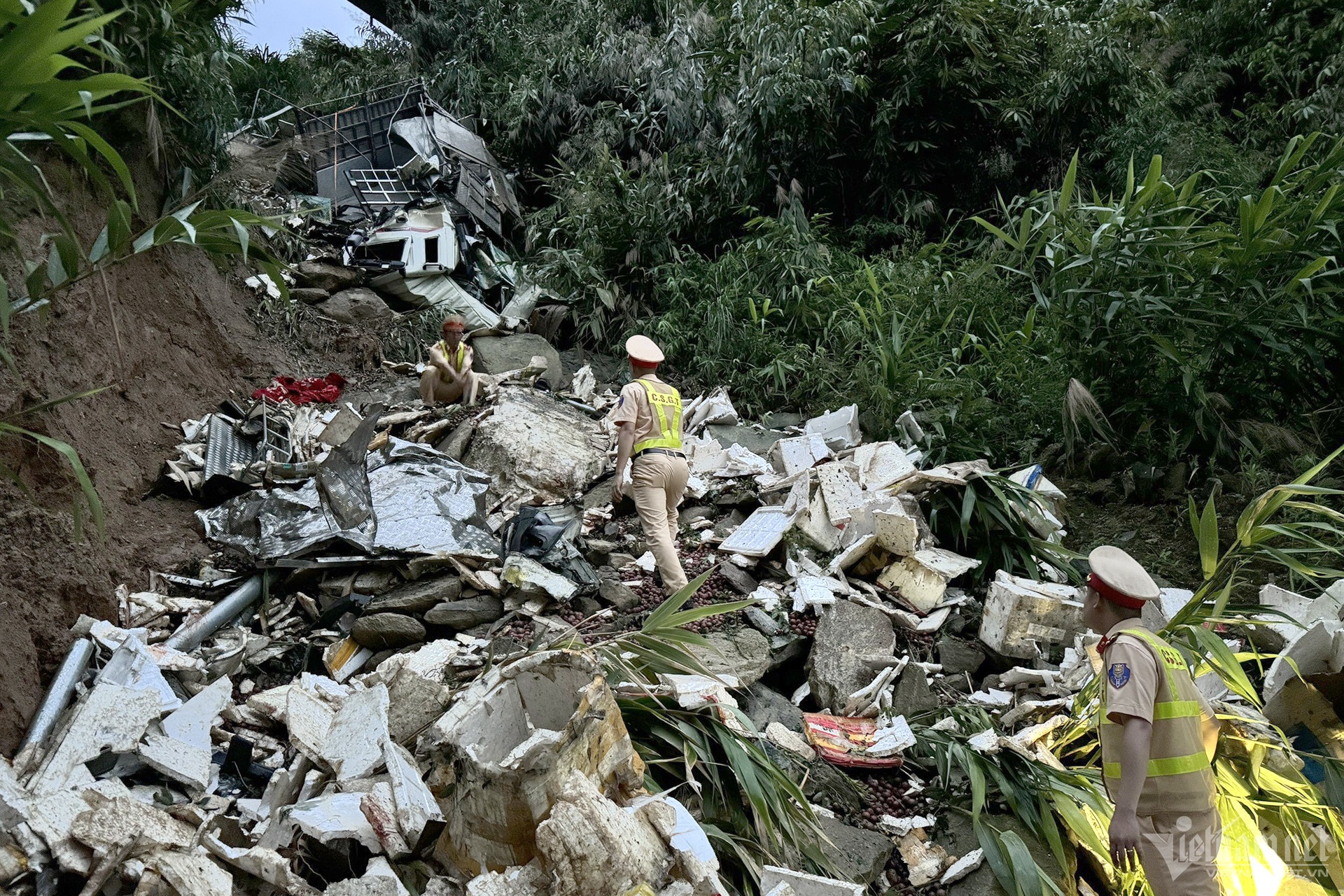 Xe tai cho 3 nguoi lao xuong vuc sau 50 m gan Sapa hinh anh