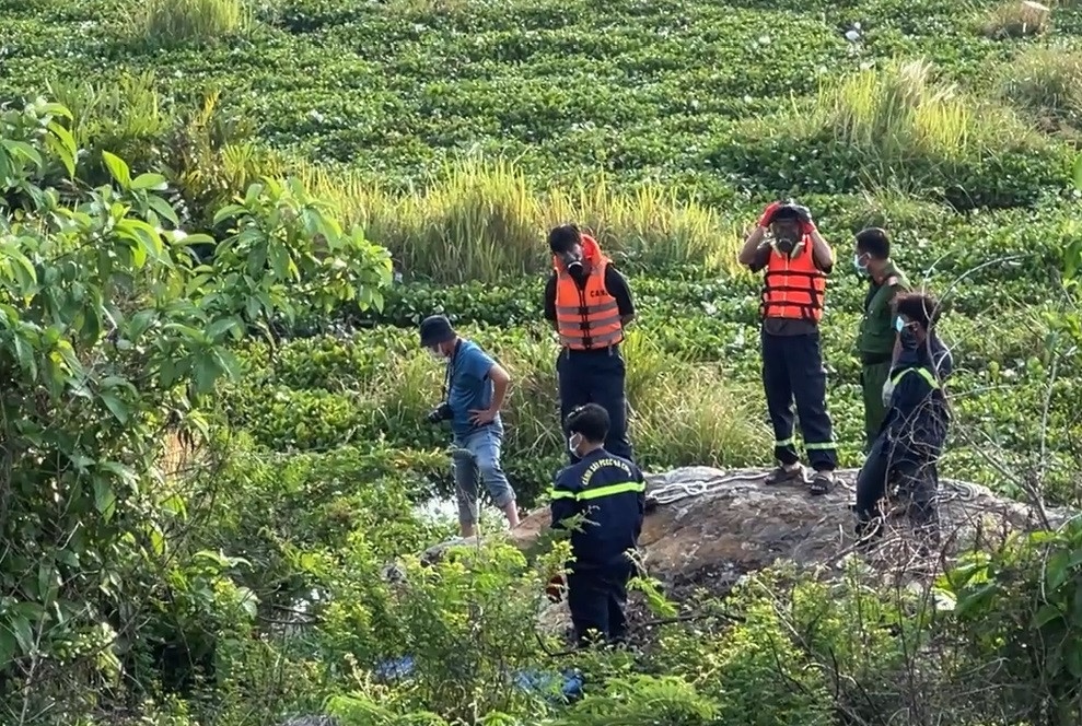 Thi the nam gioi deo balo chua da duoi ho o TP.HCM hinh anh