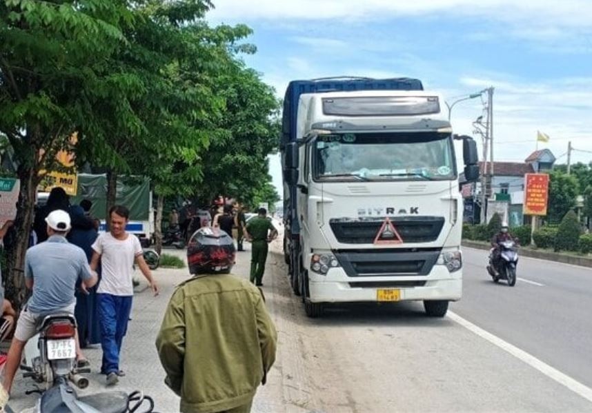 Tai xe tu vong trong cabin xe dau keo o Ha Tinh hinh anh