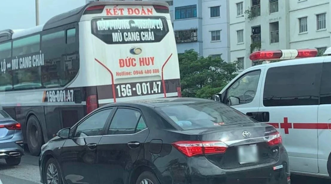 Xe khach chan dau xe cuu thuong tren duong Vanh dai 3 hinh anh