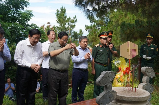 Thu tuong dang huong, vieng mo Dai tuong Vo Nguyen Giap hinh anh