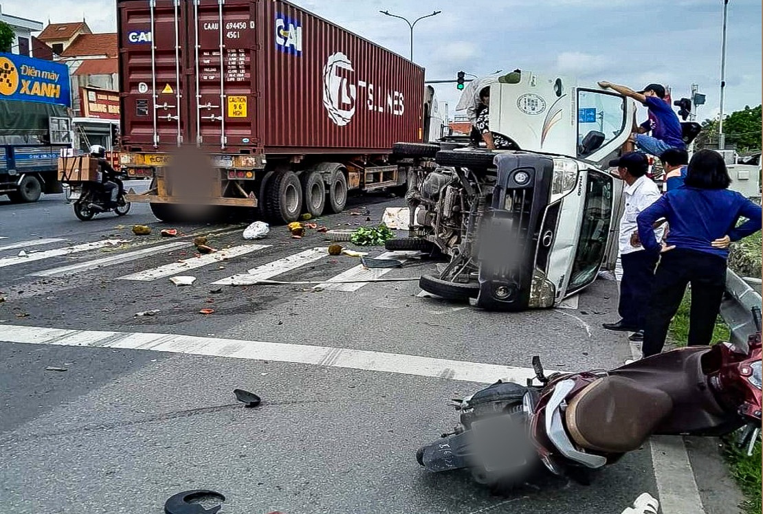 Oto dau keo gay tai nan lien hoan tai diem cho den do tren quoc lo 5 hinh anh