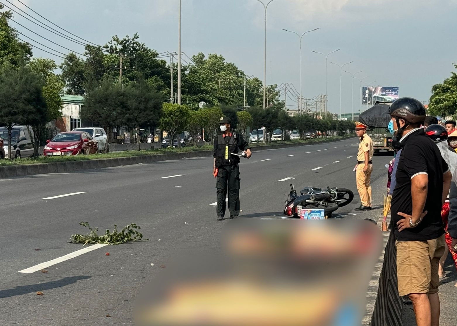 Ba va chau 3 tuoi tu vong sau va cham voi xe container hinh anh