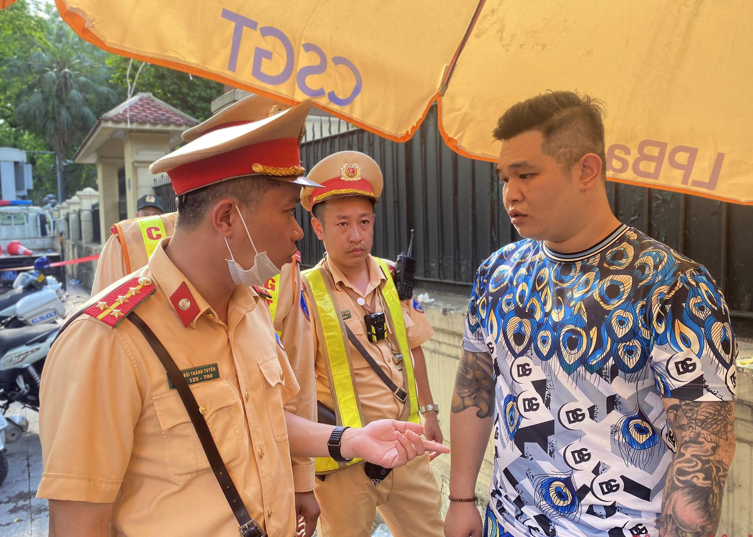 Ban gai bi treu choc, thanh nien mang hung khi di 'dan mat' doi thu hinh anh