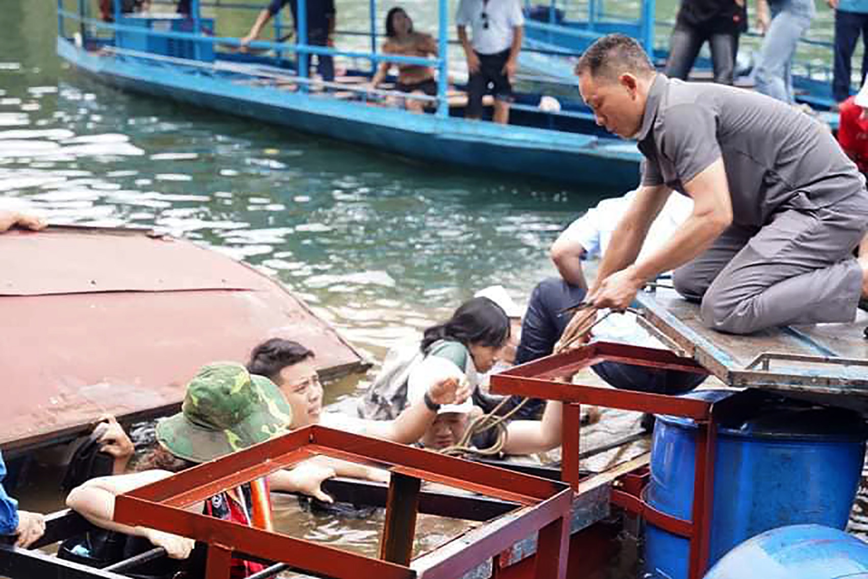 Sap cau phao den An Ma, khoang 20 nguoi roi xuong ho Ba Be hinh anh