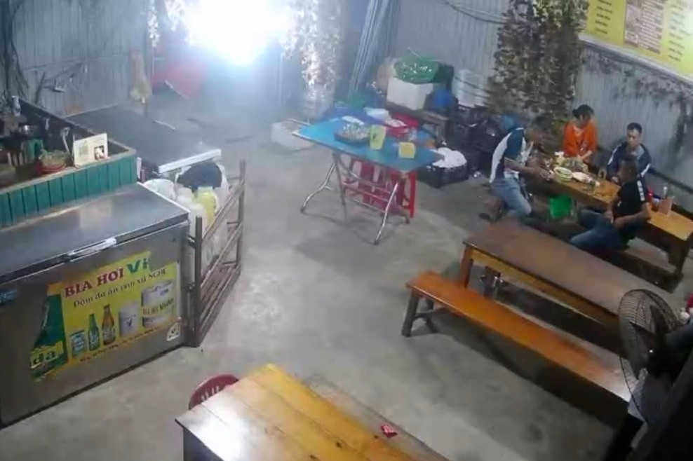 Khoi to doi tuong dam ban tu vong tren ban nhau o Ha Tinh hinh anh