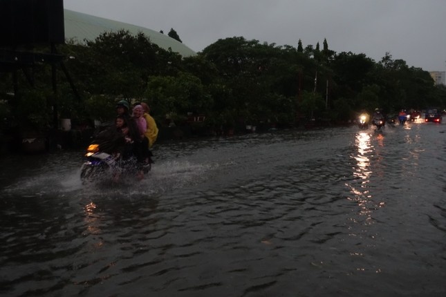 Mua lon gio tan tam, nhieu tuyen duong o TP.HCM ngap nang hinh anh