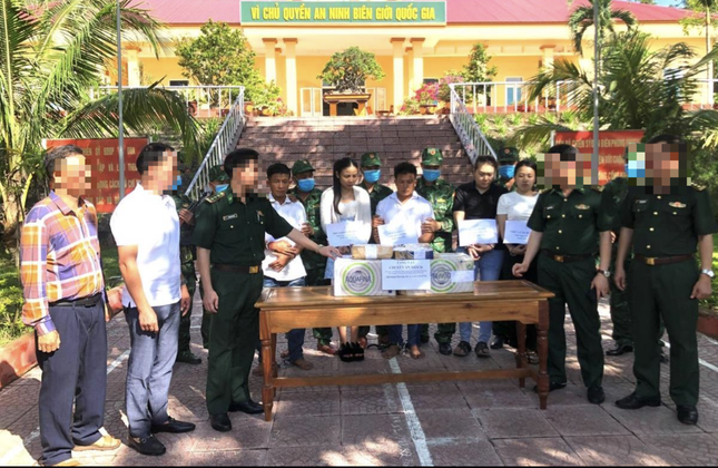 Duong day van chuyen ma tuy xuyen quoc gia, thu giu 100 banh heroin hinh anh