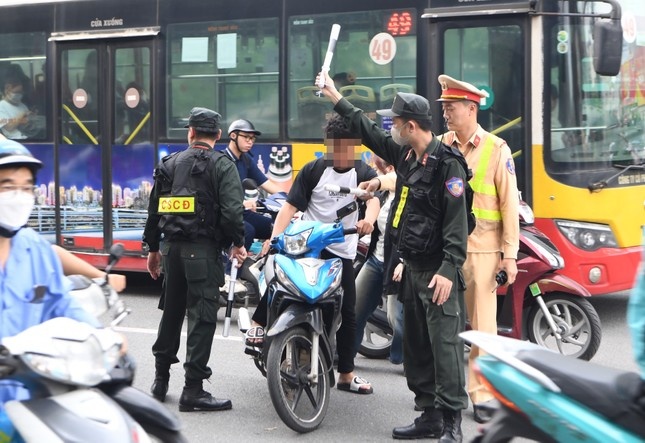 De xuat CSGT duoc trang bi vu khi, ngan chan nguoi vi pham hinh anh