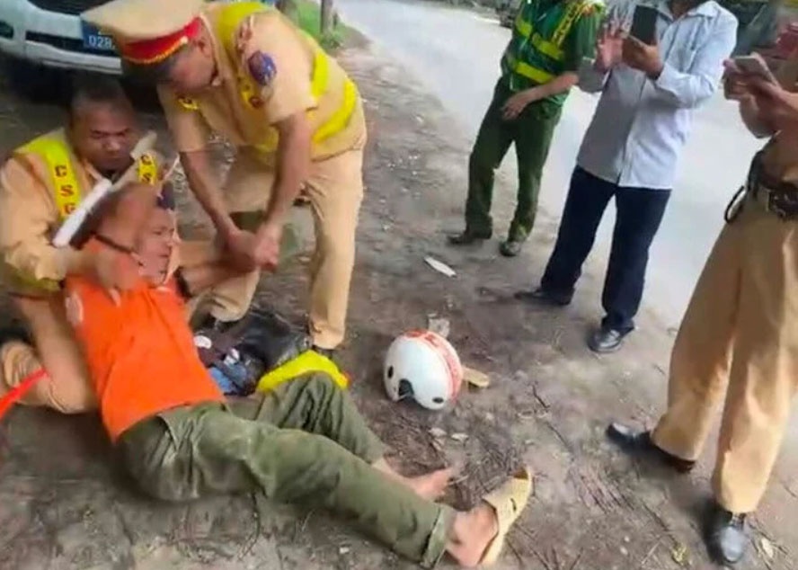 Tai xe say xin tat CSGT khi bi lap bien ban vi pham nong do con hinh anh