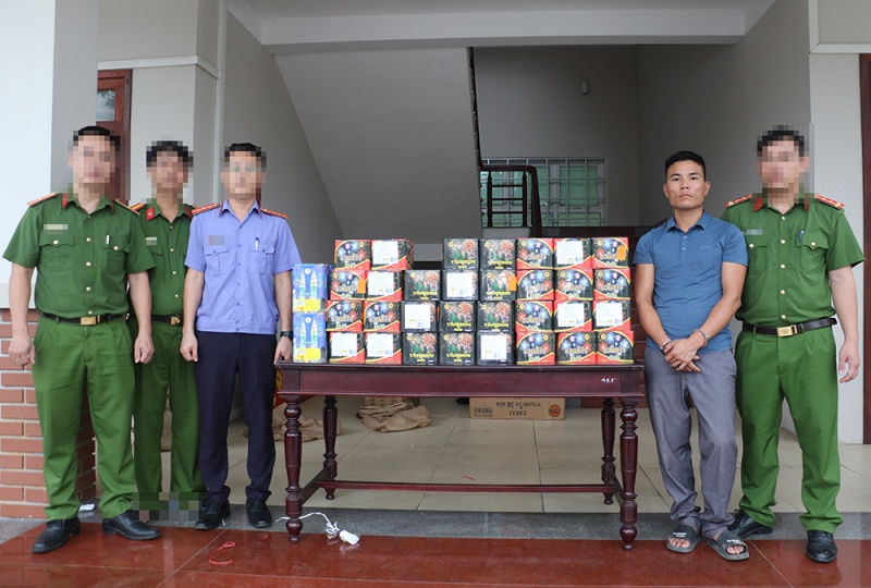 Bi bat giu khi dang mang 100 kg phao giao cho khach hinh anh