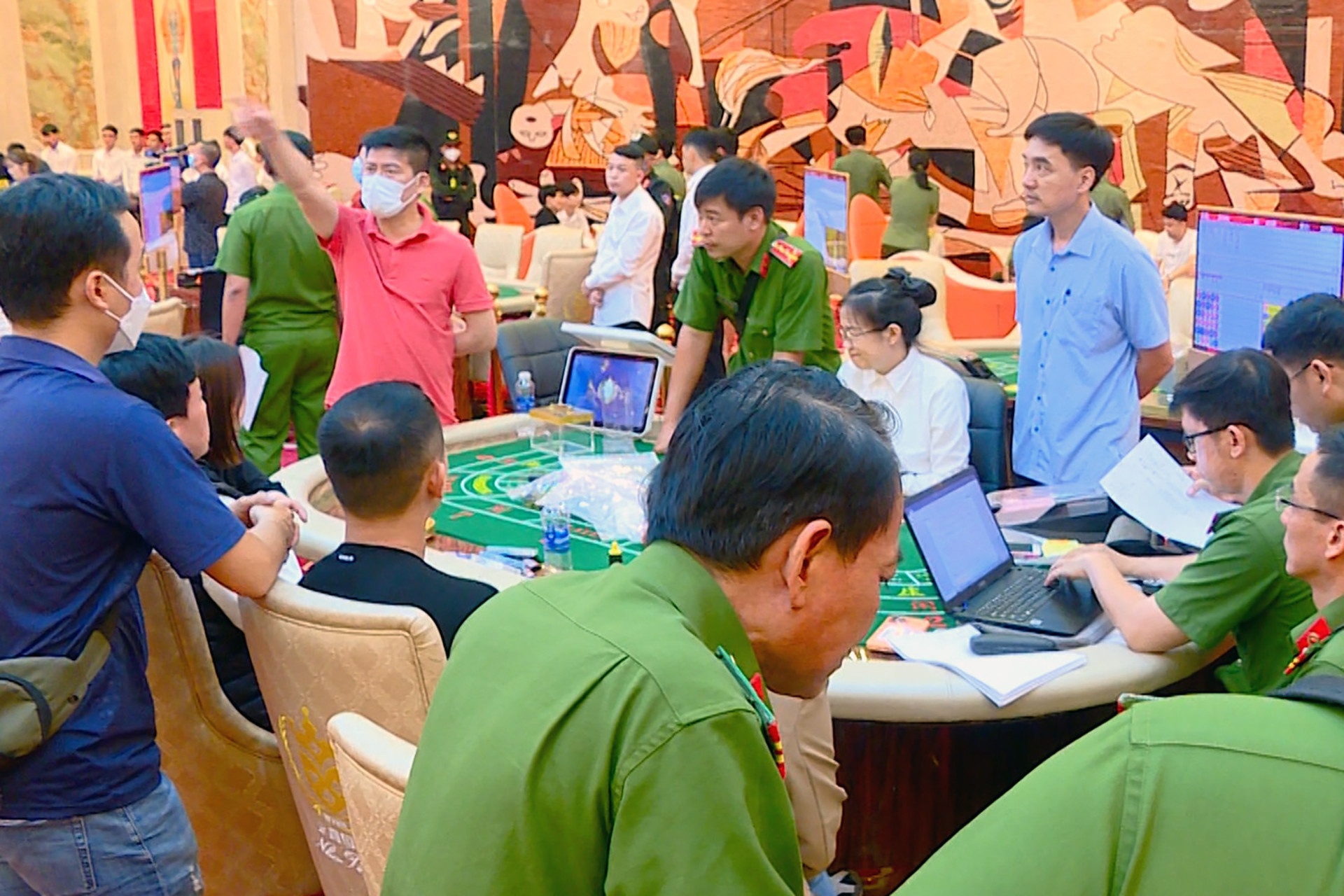 Nguoi nuoc ngoai mo song bac duoi tang ham khach san 5 sao hinh anh