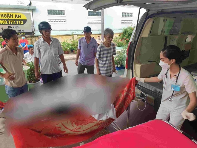 Nguoi phu nu nghi tam xang tu thieu trong phong tro o Binh Duong hinh anh