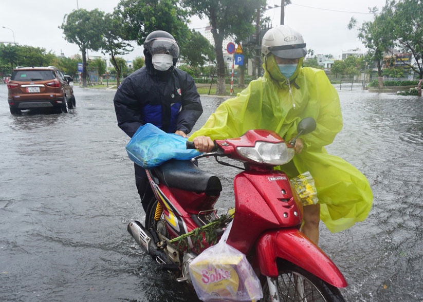Mien Bac vao dot mua giong dai ngay, Trung Bo nang nong manh dien rong hinh anh