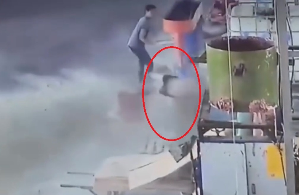 Nam cong nhan o Binh Phuoc bi may tron bot xoay hang chuc vong hinh anh