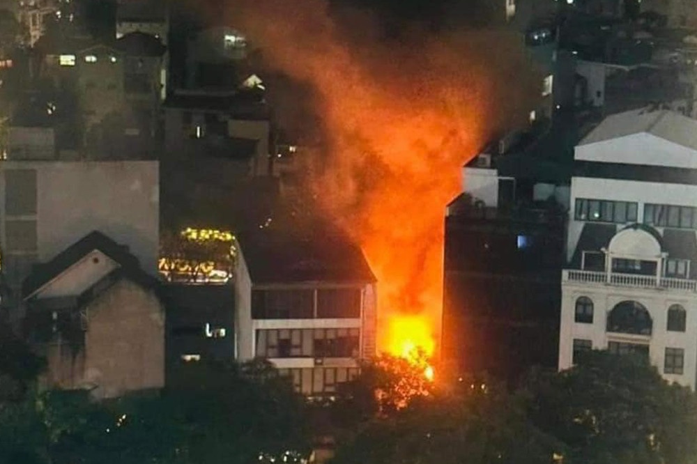 Chay quan an o Ha Noi luc nua dem, lua cuon cuon boc cao hinh anh