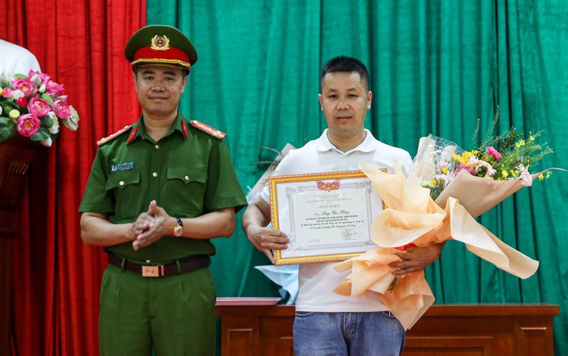 Khen thuong nguoi leo tuong cuu hai co gai trong dam chay o Ha Noi hinh anh