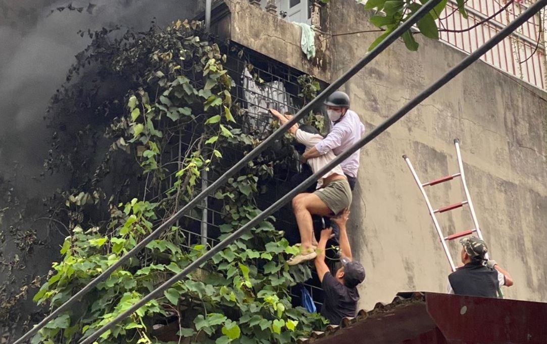 Vu chay o Ha Noi: Thanh nien mac so mi trang cuu nguoi roi di lam luon hinh anh