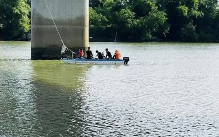 Tim thay thi the nu sinh 17 tuoi tren song Ben Hai hinh anh