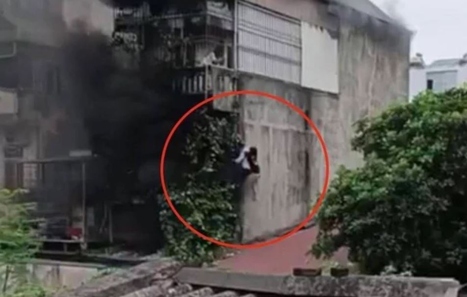 Nguoi cuu hai co gai khoi dam chay ke phut treo len pha ban cong hinh anh