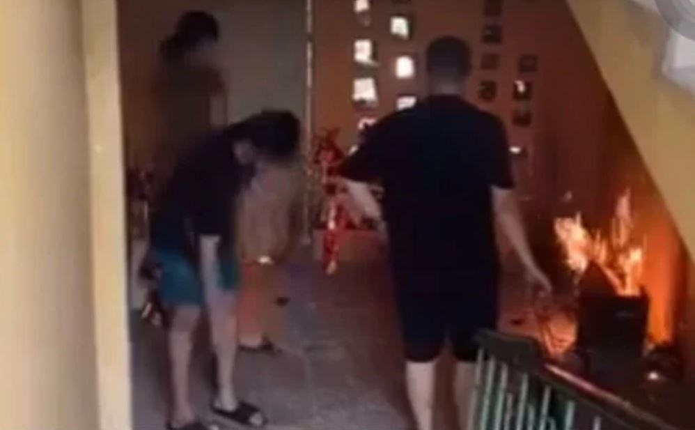 Nhom nguoi than nhien dot vang ma ngay cau thang khu tap the o Ha Noi hinh anh