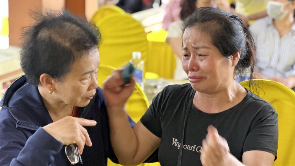 Vu be 5 tuoi tu vong tren xe dua don: Bai hoc cu, noi dau moi hinh anh