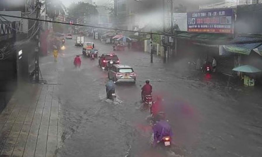 TP.HCM mua trang troi, nhieu tuyen duong bien thanh song hinh anh