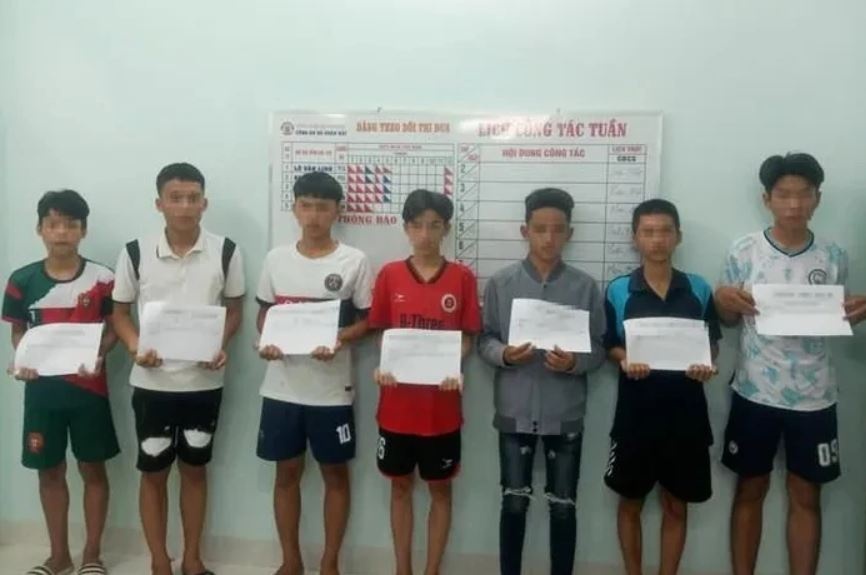 Xu ly nhom nem da vao oto tren cao toc Cam Lam - Vinh Hao hinh anh