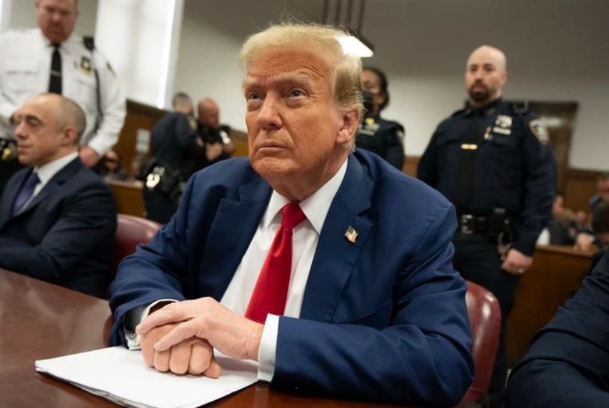 Ong Donald Trump thanh cuu Tong thong My dau tien bi ket toi hinh su hinh anh