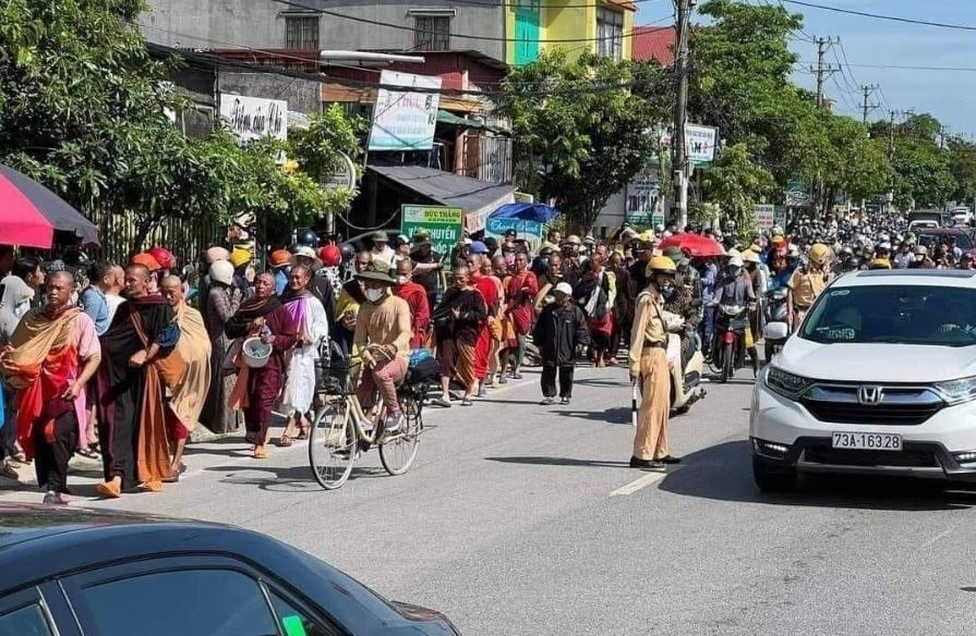 Quang Nam: Khong tap trung dong nguoi khi ong Thich Minh Tue di qua hinh anh