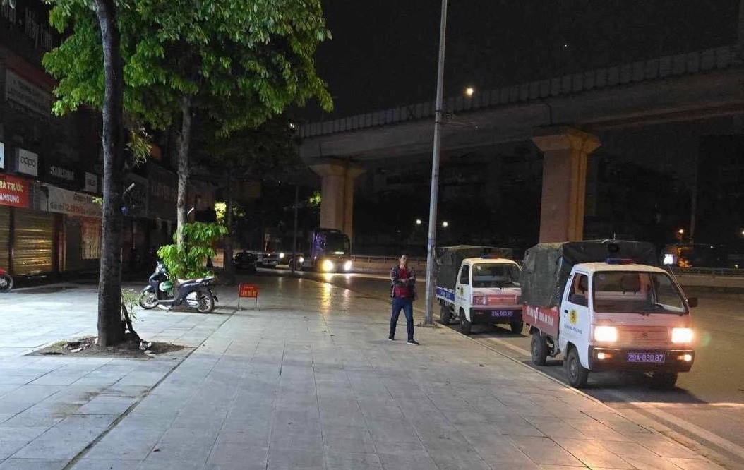 Truy tim nguoi me vu thi the tre so sinh treo tren than cay o Ha Noi hinh anh