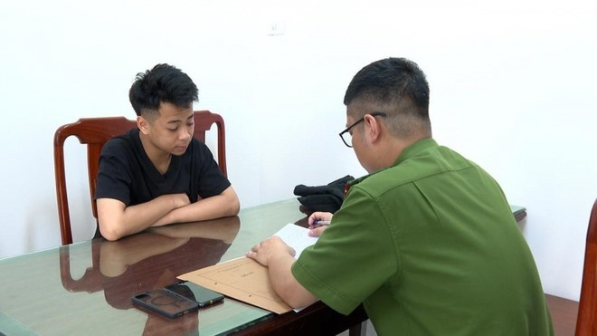 Doi tuong bit mat vao cua hang dien thoai cuop giat tai san hinh anh