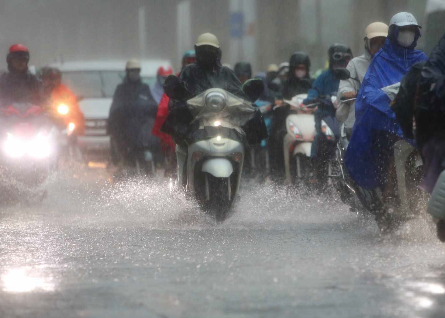 Ha Noi chieu toi mua to, mien Trung nang nong tro lai hinh anh