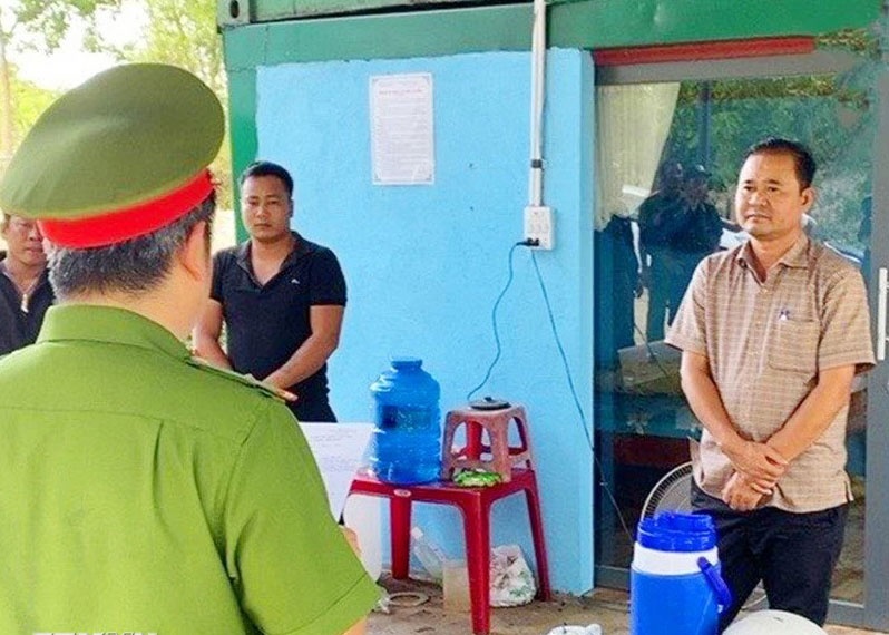 Khoi to pho giam doc cong ty xay dung vi khai thac cat trai phep hinh anh