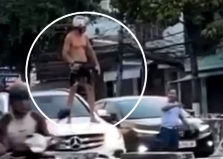 Nguoi dan ong ngoai quoc dap pha xe, la het tren duong pho Nha Trang hinh anh